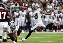 Japonês marca primeiro ponto na NFL Matsuzawa, dos Raiders, cobra o chute de ponto extra após um touchdown contra os Texans, em partida de pré-temporada da NFL, em Houston (Foto: ICON SPORTSWIRE)