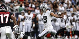 Matsuzawa, dos Raiders, cobra o chute de ponto extra após um touchdown contra os Texans, em partida de pré-temporada da NFL, em Houston (Foto: ICON SPORTSWIRE)