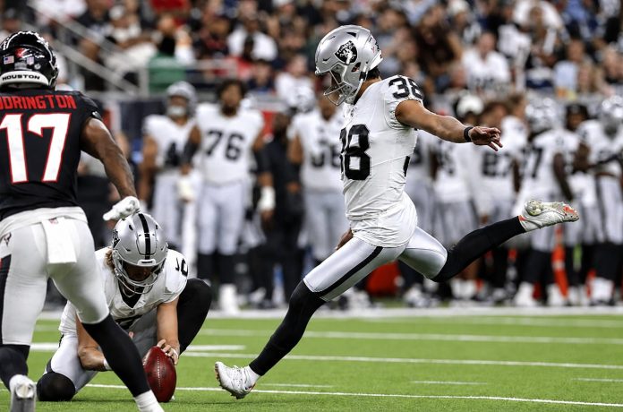 Matsuzawa, dos Raiders, cobra o chute de ponto extra após um touchdown contra os Texans, em partida de pré-temporada da NFL, em Houston (Foto: ICON SPORTSWIRE) Matsuzawa, dos Raiders, cobra o chute de ponto extra após um touchdown contra os Texans, em partida de pré-temporada da NFL, em Houston (Foto: ICON SPORTSWIRE)