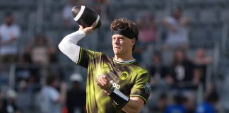 Quarterback do Bengals, Joe Burrow, lança um passe pelo Wildcats FFC durante o Fanatics Flag Football Classic, em Los Angeles, em 21 de março. (Foto: Imagn Images / via Reuters)