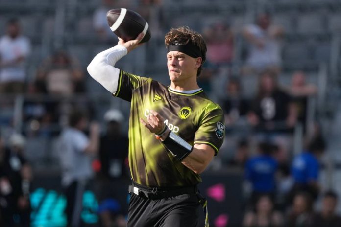 Quarterback do Bengals, Joe Burrow, lança um passe pelo Wildcats FFC durante o Fanatics Flag Football Classic, em Los Angeles, em 21 de março. (Foto: Imagn Images / via Reuters) Quarterback do Bengals, Joe Burrow, lança um passe pelo Wildcats FFC durante o Fanatics Flag Football Classic, em Los Angeles, em 21 de março. (Foto: Imagn Images / via Reuters)