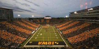 Kinnick Stadium, um dos estádios mais tradicionais do college football, inaugurado em 1929 (Foto: Divulgação Iowa Hawkeyes)