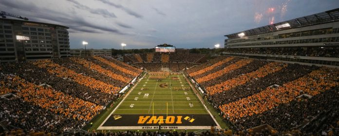 Kinnick Stadium, um dos estádios mais tradicionais do college football, inaugurado em 1929 (Foto: Divulgação Iowa Hawkeyes)