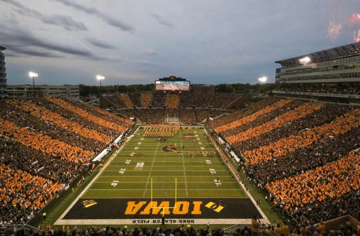 Kinnick Stadium, um dos estádios mais tradicionais do college football, inaugurado em 1929 (Foto: Divulgação Iowa Hawkeyes)