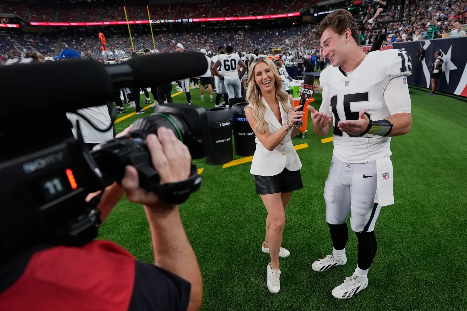 Mendoza é entrevistado durante o jogo pela repórter da ESPN Laura Rutledge. (Foto: David J. Phillip)