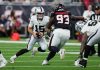 Fernando Mendoza (#15), é pressionado pelo defensive tackle do Houston Texans, Kayden McDonald (#93), durante o primeiro tempo do jogo de pré-temporada da NFL, nesta quinta-feira, 20 de agosto de 2026, em Houston. (Foto: David J. Phillip)