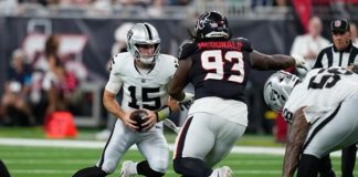 Fernando Mendoza (#15), é pressionado pelo defensive tackle do Houston Texans, Kayden McDonald (#93), durante o primeiro tempo do jogo de pré-temporada da NFL, nesta quinta-feira, 20 de agosto de 2026, em Houston. (Foto: David J. Phillip)