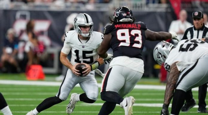 Fernando Mendoza ganha espaço nos Raiders Fernando Mendoza (#15), é pressionado pelo defensive tackle do Houston Texans, Kayden McDonald (#93), durante o primeiro tempo do jogo de pré-temporada da NFL, nesta quinta-feira, 20 de agosto de 2026, em Houston. (Foto: David J. Phillip)
