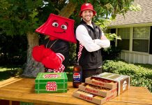 Mascote da rede, Hutty e Josh Allen (Foto: Divulgação Pizza Hut)