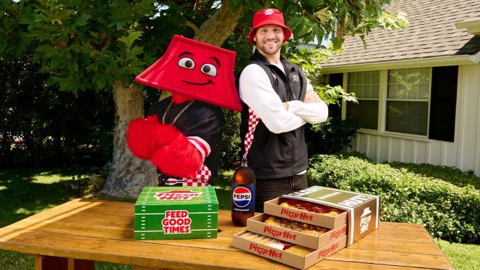 Mascote da rede, Hutty e Josh Allen (Foto: Divulgação Pizza Hut)