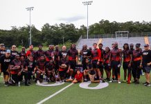 Bombeiros mantêm troféu contra policiais no flag football Os bombeiros levaram a melhor. (Imagem: Divulgação City of Tallahassee Fire Department)