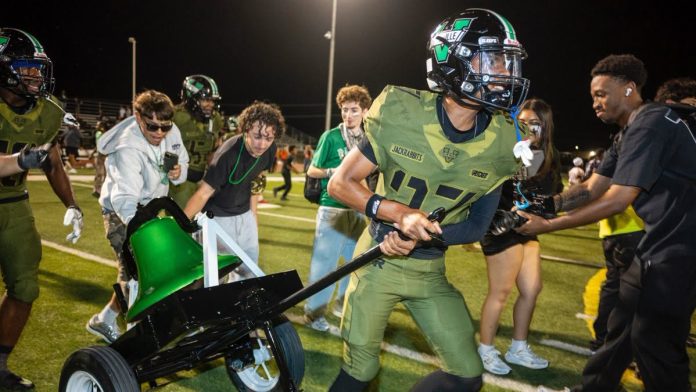 Os Jackrabbits venceram o Bell Game e levaram para a escola o “sino-troféu”, pintado com as cores do time vencedor. (Foto: James Quigg)