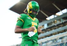 A mania de Dante Moore que pode ter revelado as jogadas do Oregon Depois que uma "tendência" do quarterback Dante Moore ser descoberta e viralizado, Oregon se concentra para o confronto contra USC (Foto: Troy Wayrynen)