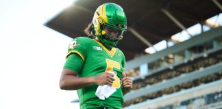 Depois que uma "tendência" do quarterback Dante Moore ser descoberta e viralizado, Oregon se concentra para o confronto contra USC (Foto: Troy Wayrynen)