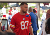 Travis Kelce, um dos vitimados do golpe, no treino em São Paulo, ano passado. (Foto: Tiago Munden)