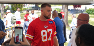 Travis Kelce, um dos vitimados do golpe, no treino em São Paulo, ano passado. (Foto: Tiago Munden)