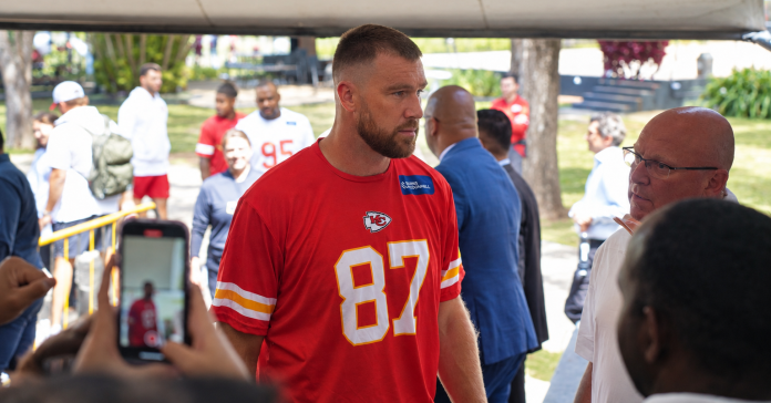 Travis Kelce, um dos vitimados do golpe, no treino em São Paulo, ano passado. (Foto: Tiago Munden)