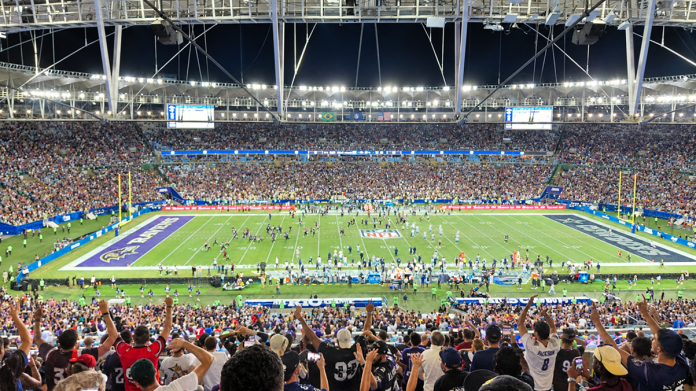 Após o field goal da vitória de Tyler Loop, o estádio vai abaixo, enquanto os jogadores dos Ravens correm para comemorar com o kicker. (Foto: Tiago Munden / Salão Oval) Após o field goal da vitória de Tyler Loop, o estádio vai abaixo, enquanto os jogadores dos Ravens correm para comemorar com o kicker. (Foto: Tiago Munden / Salão Oval)