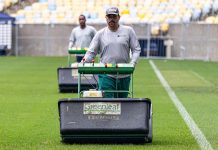 ‘Se for concreto, jogaremos no concreto’: Ravens reagem às críticas ao gramado O perfil do Maracanã divulgou imagens do trabalho da Greenleaf para tentar mitigar os problemas do gramado e melhorar as condições do campo. (Foto: Daniel Brasil/Maracanã)