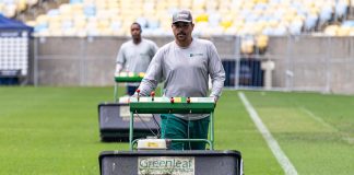 O perfil do Maracanã divulgou imagens do trabalho da Greenleaf para tentar mitigar os problemas do gramado e melhorar as condições do campo. (Foto: Daniel Brasil/Maracanã)