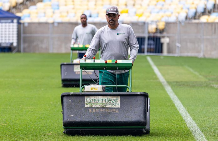 O perfil do Maracanã divulgou imagens do trabalho da Greenleaf para tentar mitigar os problemas do gramado e melhorar as condições do campo. (Foto: Daniel Brasil/Maracanã)