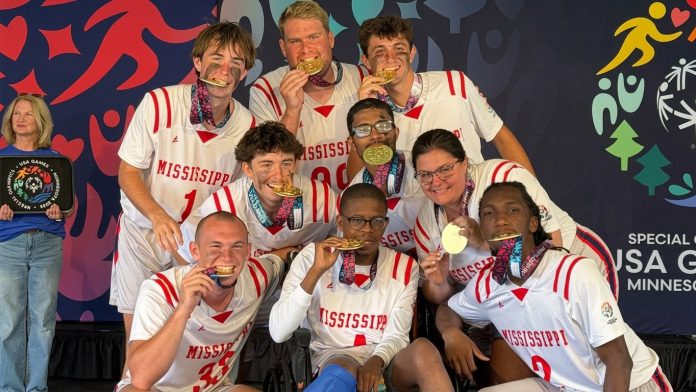 A equipe de flag football unificado da Ole Miss Special Olympics conquistou a medalha de ouro e o campeonato nacional durante o verão, em Minnesota. (Imagem: Divulgação University of Mississippi) A equipe de flag football unificado da Ole Miss Special Olympics conquistou a medalha de ouro e o campeonato nacional durante o verão, em Minnesota. (Imagem: Divulgação University of Mississippi)