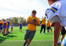 Cada participante teve a oportunidade de correr para a end zone e marcar seu próprio touchdown com narração em campo. (Foto: Dan Chalk)