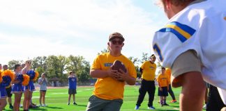 Cada participante teve a oportunidade de correr para a end zone e marcar seu próprio touchdown com narração em campo. (Foto: Dan Chalk)