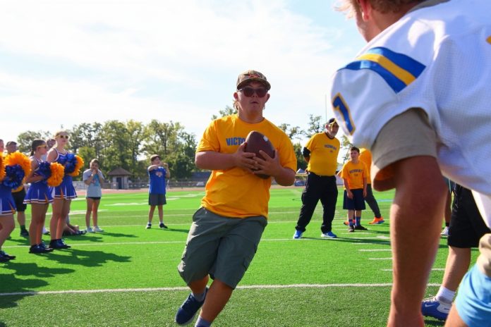 Cada participante teve a oportunidade de correr para a end zone e marcar seu próprio touchdown com narração em campo. (Foto: Dan Chalk) Cada participante teve a oportunidade de correr para a end zone e marcar seu próprio touchdown com narração em campo. (Foto: Dan Chalk)