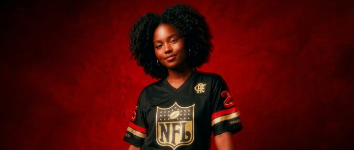 A tradição rubro-negra, a linguagem do futebol americano e o heritage da Mitchell & Ness fazem o mix nesse lançamento. (Imagem: Divulgação Grupo NTK Têxtil) A tradição rubro-negra, a linguagem do futebol americano e o heritage da Mitchell & Ness fazem o mix nesse lançamento. (Imagem: Divulgação Grupo NTK Têxtil)