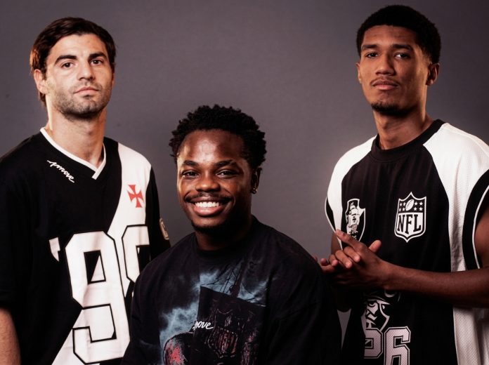 A coleção tem jersey, camiseta e regata, todas oversized. (Imagem: Divulgação Vasco da Gama / Approve) A coleção tem jersey, camiseta e regata, todas oversized. (Imagem: Divulgação Vasco da Gama / Approve)