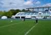 Staffs da equipe mandando removendo as marcações de campo após cancelamento da partida (Foto: Yosai Ozano)