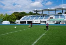 Staffs da equipe mandando removendo as marcações de campo após cancelamento da partida (Foto: Yosai Ozano)
