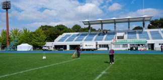 Staffs da equipe mandando removendo as marcações de campo após cancelamento da partida (Foto: Yosai Ozano)