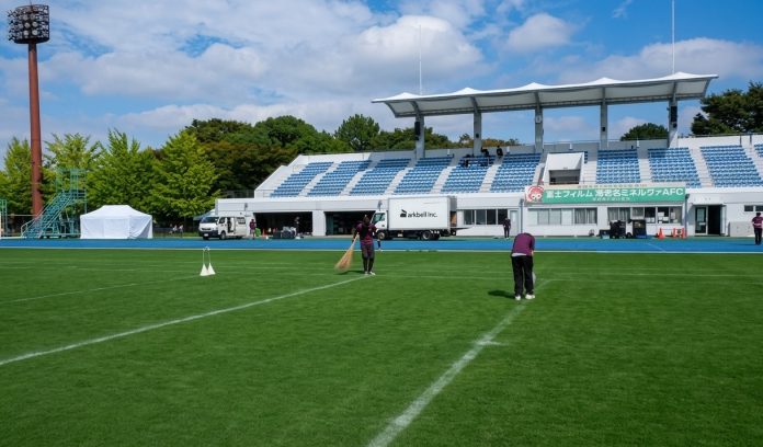 Staffs da equipe mandando removendo as marcações de campo após cancelamento da partida (Foto: Yosai Ozano) Staffs da equipe mandando removendo as marcações de campo após cancelamento da partida (Foto: Yosai Ozano)