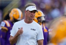 Treinador da LSU, Lane Kiffin, que tentou recrutar os dois "ex-NFL", no jogo contra a Louisiana Tech, no sábado, 12 de setembro de 2026, em Baton Rouge, Louisiana. (Foto: Gerald Herbert)