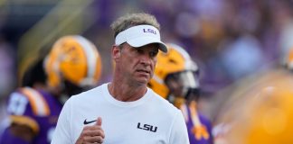 Treinador da LSU, Lane Kiffin, que tentou recrutar os dois "ex-NFL", no jogo contra a Louisiana Tech, no sábado, 12 de setembro de 2026, em Baton Rouge, Louisiana. (Foto: Gerald Herbert)