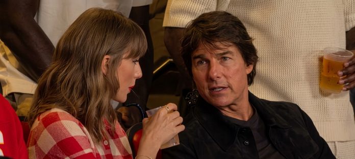 Taylor Swift e Tom Cruise no jogo dos Chiefs (Imagem: NFL no X) Taylor Swift e Tom Cruise no jogo dos Chiefs (Imagem: NFL no X)