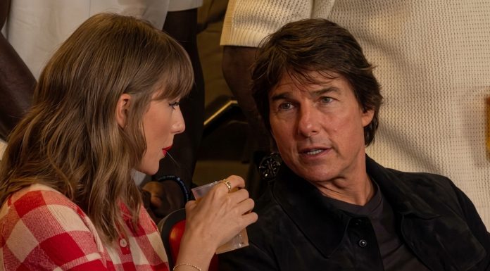 Taylor Swift e Tom Cruise no jogo dos Chiefs (Imagem: NFL no X)