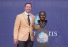 Aos 47 anos, Drew Brees quase voltou à NFL para disputar a final da AFC 8 de agosto de 2026; Canton, Ohio, EUA; o integrante do Pro Football Hall of Fame, Drew Brees, posa com seu busto durante a cerimônia de inclusão da Classe de 2026, realizada no Tom Benson Hall of Fame Stadium. (Foto: Kirby Lee)