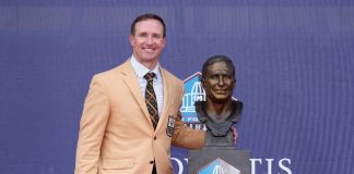 8 de agosto de 2026; Canton, Ohio, EUA; o integrante do Pro Football Hall of Fame, Drew Brees, posa com seu busto durante a cerimônia de inclusão da Classe de 2026, realizada no Tom Benson Hall of Fame Stadium. (Foto: Kirby Lee)