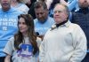 Bill Belichick fala sobre Jordon Hudson e rebate acusações e mentiras Jordon Hudson ao lado de Bill Belichick (Imagem: Divulgação TMZ Sports)