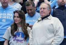 Jordon Hudson ao lado de Bill Belichick (Imagem: Divulgação TMZ Sports)