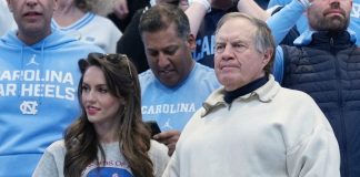 Jordon Hudson ao lado de Bill Belichick (Imagem: Divulgação TMZ Sports)