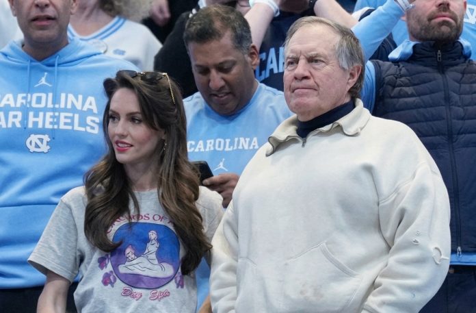 Jordon Hudson ao lado de Bill Belichick (Imagem: Divulgação TMZ Sports)