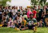 Jacob Monk, linha ofensiva dos Packers com familiares e alunos da Syble Hopp School, em De Pere, Wisconsin. (Foto: Keller Nienau)