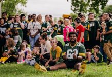 Packers levam futebol americano a escola especial Jacob Monk, linha ofensiva dos Packers com familiares e alunos da Syble Hopp School, em De Pere, Wisconsin. (Foto: Keller Nienau)