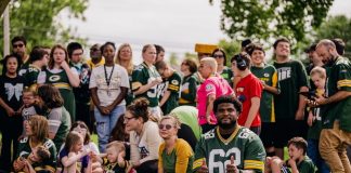 Jacob Monk, linha ofensiva dos Packers com familiares e alunos da Syble Hopp School, em De Pere, Wisconsin. (Foto: Keller Nienau)