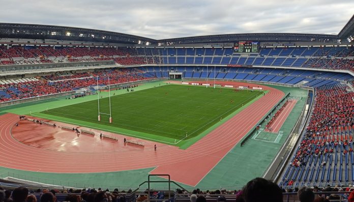 Partida de rúgbi no Nissan Stadium em Yokohama. (Imagem: HKT 1989) Partida de rúgbi no Nissan Stadium em Yokohama. (Imagem: HKT 1989)
