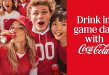 Coca-Cola amplia aposta no college football "Drink in game day with Coca-Cola", campanha publicitária de 2026, chama o público para aproveitar o dia de jogo com a Coca-Cola (Imagem: Divulgação | Coca-Cola)